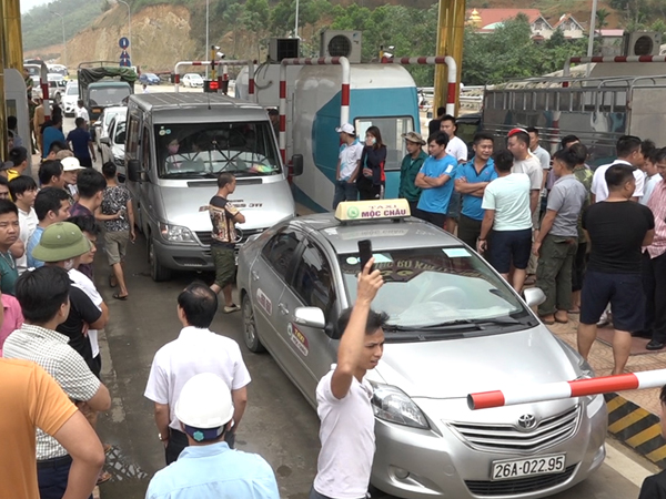 Video: Chủ phương tiện không chịu di chuyển dù BOT Hòa Lạc xả trạm