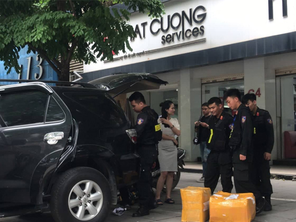 Video: Công an chuyển đồ niêm phong tại Trung tâm Bảo hành