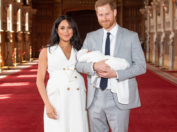 Vừa xuất hiện sau khi sinh con, Meghan lộ thân hình mất cân đối, vòng 2 to quá khổ nhưng lại được người hâm mộ hết lời khen ngợi vì điều này