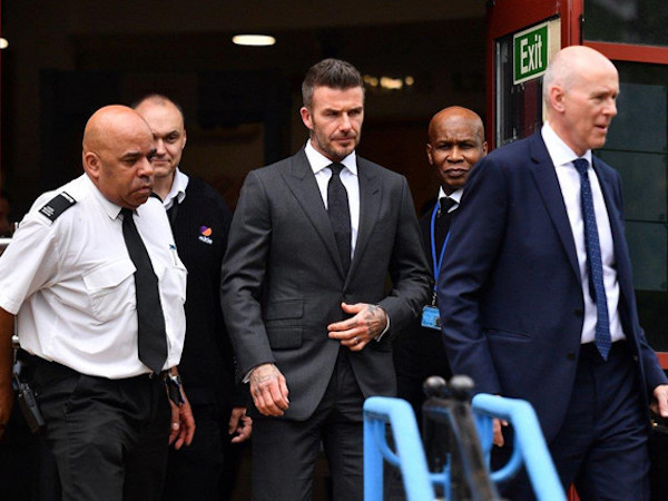 Beckham bị treo bằng nửa năm vì dùng điện thoại khi lái xe