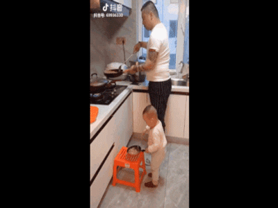 Chồng đảm đang đã gặp nhiều, nhưng khéo tay cả bố lẫn con thế này đúng là ao ước của mọi bà mẹ rồi