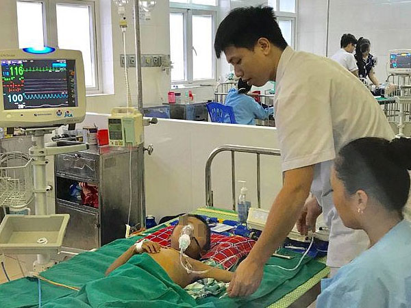 Chữa sốt bằng thuốc lá của thầy lang, bé trai 5 tuổi nguy kịch