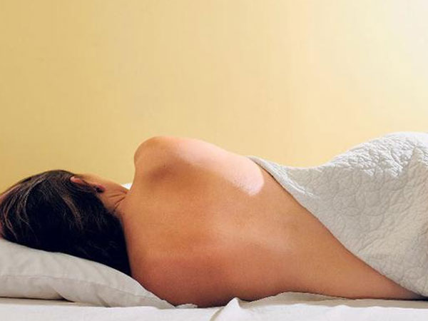 Đi làm về thấy vợ nằm khỏa thân trên giường, chồng nhận ra ngay điểm bất thường