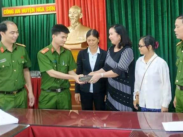 Đứng đợi xe buýt, hai phụ nữ nhặt được 120 triệu đồng