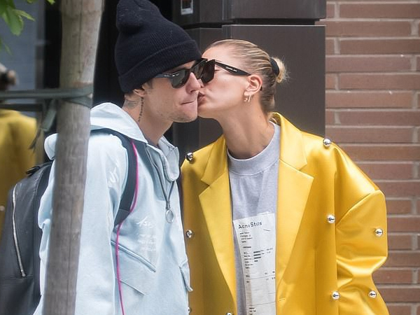 Được vợ Hailey Baldwin hôn thắm thiết nhưng Justin Bieber vẫn chưa thể cười vui vẻ, lý do là gì?