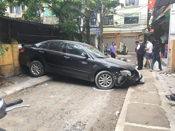 Hà nội: Nữ tài xế lùi ô tô Camry tông trúng chiếc xe máy, một phụ nữ tử vong thương tâm