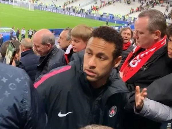 Neymar trả giá đắt vì đấm cổ động viên