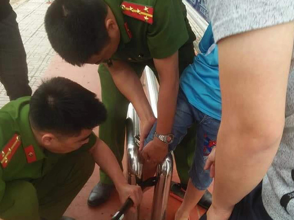 Nghịch dại ở điểm đỗ xe buýt, bé trai khiến hai chiến sỹ Công an và người dân cứu 'bở hơi tai'