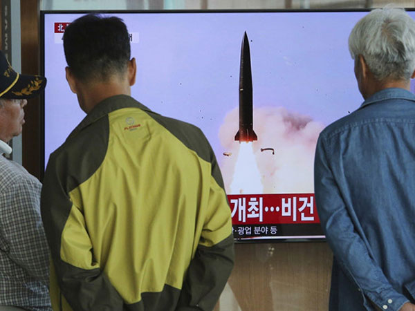 Ông Kim Jong Un đích thân giám sát phóng thử tên lửa tầm xa