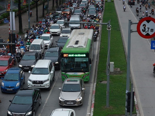 Sau 2 năm vận hành xe buýt nhanh BRT Hà Nội: Giá quá đắt cho một thử nghiệm thất bại