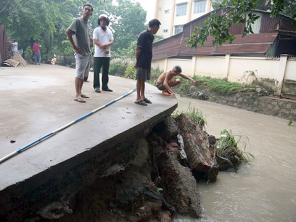 Thi thể nam sinh thứ hai bị nước cuốn ở Đồng Nai trôi xa 2 km