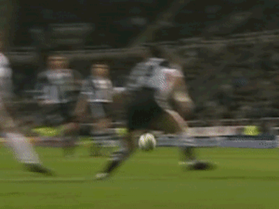 Video: Cú xoay người ma thuật ở bàn thắng đẹp nhất lịch sử Premier League