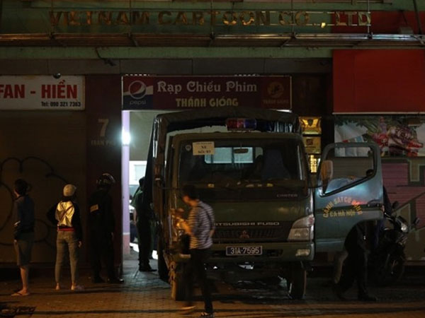 Xe chở tài liệu đi ra từ Công ty Nhật Cường sau 12 tiếng khám xét