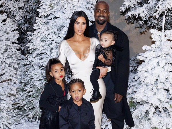 Con thứ tư của vợ chồng Kim Kardashian chào đời