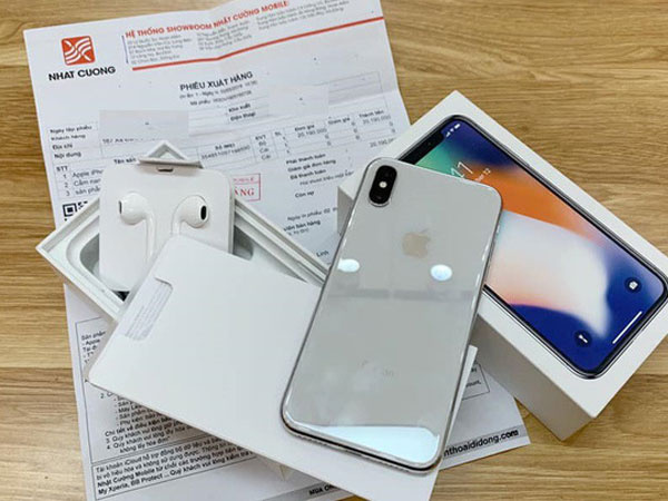 Điện thoại Nhật Cường xuống giá thê thảm sau khi cửa hàng bị khám xét