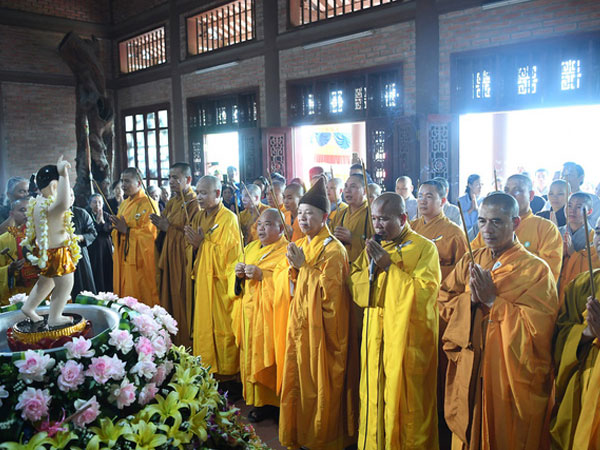Hơn 400 xe hoa diễu hành rước Phật trước đại lễ Phật Đản Vesak