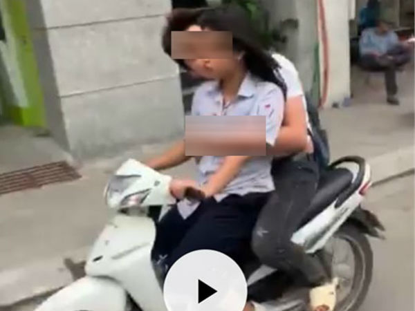 Không đội mũ bảo hiểm còn vô tư sờ soạng, hôn hít khi đi xe máy, cặp học sinh bị lên án khi yêu đương sai chỗ