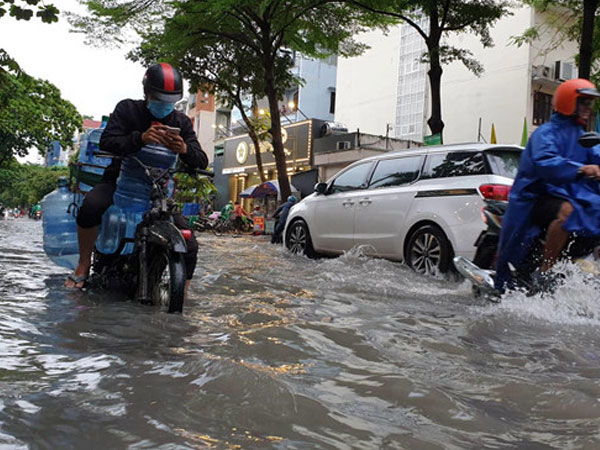 Sài Gòn mưa lớn, nhiều tuyến đường bị ngập