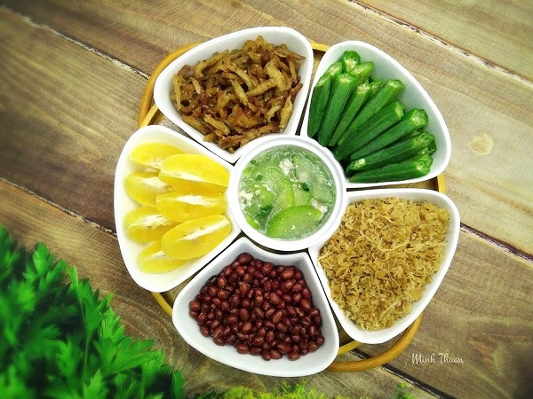 Tròn mắt thán phục vì mâm cơm đẹp mắt của nữ giảng viên, chị em còn bất ngờ hơn nữa khi biết nguồn gốc chiếc mâm