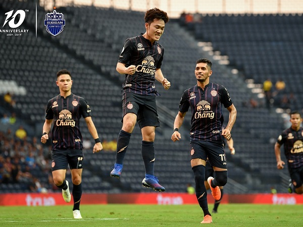 Xuân Trường đá phạt siêu phẩm 'mở tài khoản', Buriram United đại thắng trên sân nhà