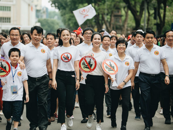 Chùm ảnh: 8.000 người mang logo 'Đã uống rượu bia - Không lái xe' cùng tuần hành trên phố đi bộ Hồ Gươm