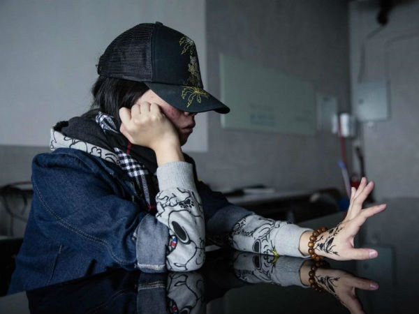 Giới trẻ Hong Kong nằm lì trong phòng, sống cách ly với thế giới