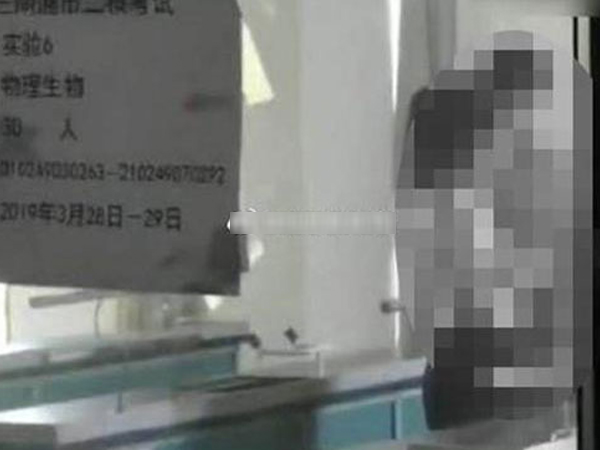 Làm 'chuyện ấy' trong phòng thí nghiệm, 2 học sinh lớp 11 bị đuổi học