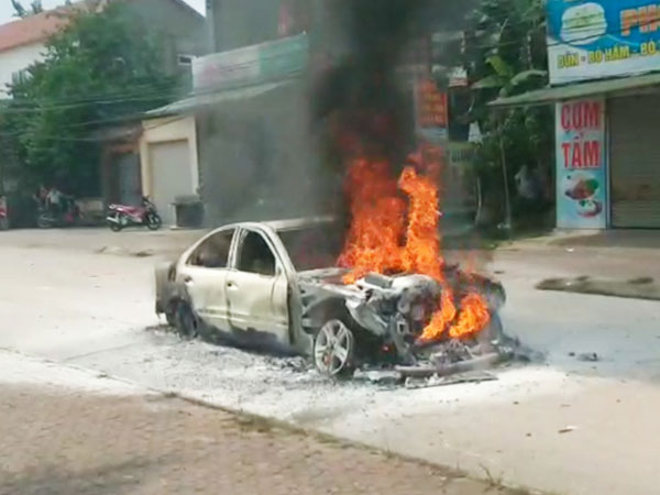 Xế hộp biển Hà Nội cháy trơ khung ở Nghệ An khi đi đám cưới
