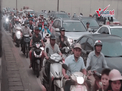 Chui hầm Kim Liên xem xe cộ thi nhau lấn làn, bảo sao cứ tai nạn