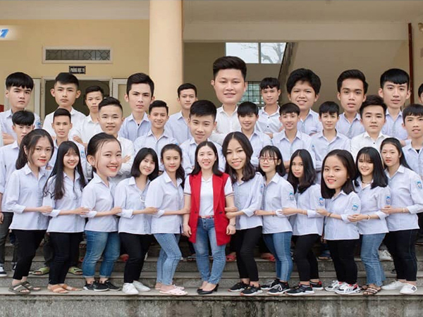 Chụp kỷ yếu nhưng khách chê không rõ mặt, thợ ảnh có tâm photoshop khiến ai nhìn cũng muốn cười banh họng