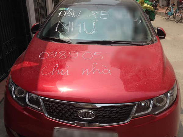 Chuyện xế hộp đỗ chắn cửa nhà bị gia chủ dùng bút xóa 'trừng phạt' gây tranh cãi trên MXH
