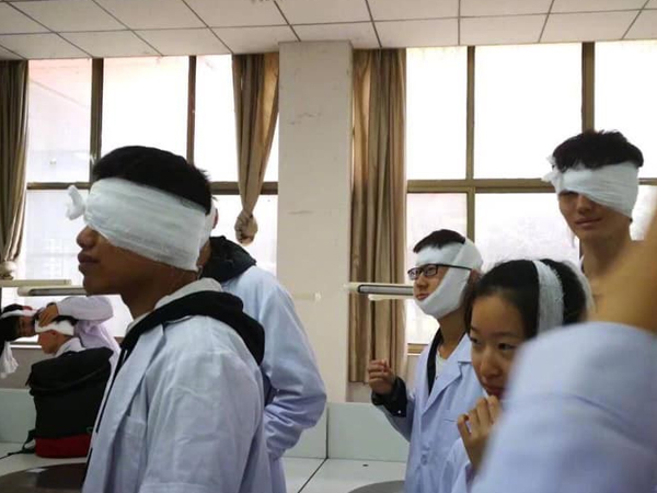 Dở khóc dở cười cảnh sinh viên trường Y xếp hàng quấn băng cho nhau, hở chỗ nào là quấn chỗ đấy!