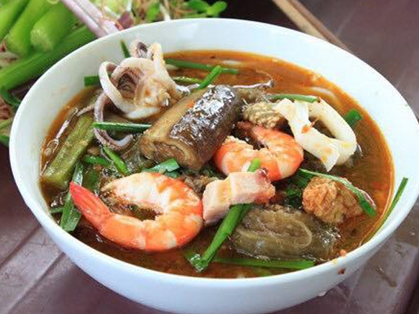 Giữa tình hình giá xăng điện tăng cao, 1 quán bún mắm ở Sài Gòn đăng thông báo 'xin bớt 1 con tôm trong tô bún' để giữ nguyên giá gây xôn xao
