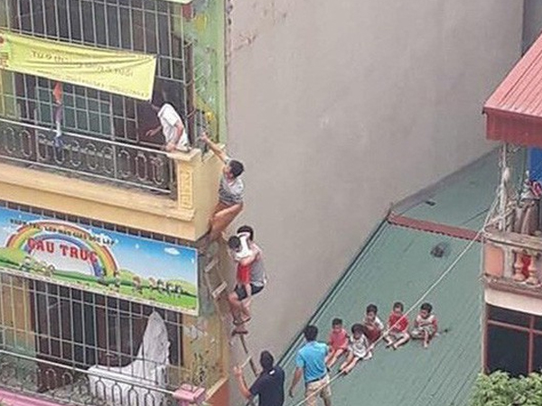 Hà Nội: Cháy cơ sở mầm non, các cháu nhỏ được sơ tán như phim hành động