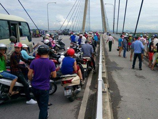 Hải Phòng: Leo lên cầu Bính định tự tử vì cãi nhau với người yêu, nam thanh niên may mắn được CSGT kéo lại
