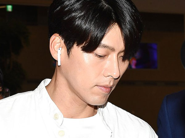 Hyun Bin mặc đồ giản dị ra sân bay mà tựa tổng tài và chiếc mũi thì sắc như muốn 'đòi mạng' chị em