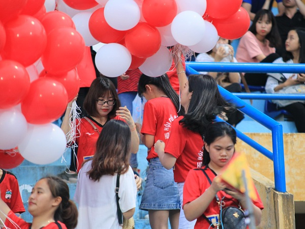 Không cần đốt pháo sáng, CĐV HAGL vẫn khiến tất cả phải nể phục với văn hóa cổ vũ cực đẹp