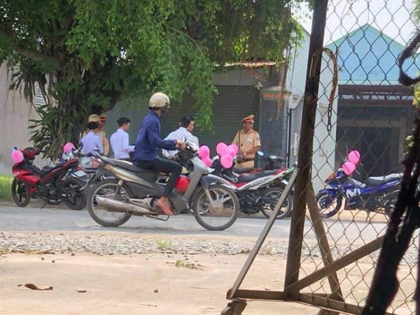 Lập đoàn rước dâu bằng xe máy bóng bay hồng cho ấn tượng, giữa đường chú rể méo xệch mặt vì bị CSGT bắt