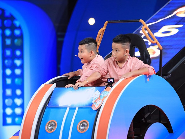 Nhanh như chớp nhí: Ốc Thanh Vân gây choáng khi cùng 2 bé song sinh lập kỷ lục rinh 100 triệu