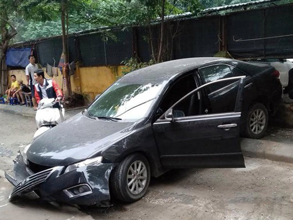 Nữ tài xế lùi xe Camry tông chết người đi xe máy là đại tá công an