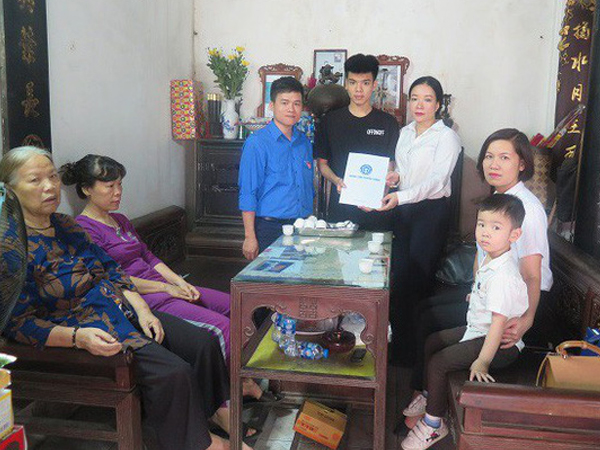 Tặng thẻ BHYT cho con trai nữ công nhân vệ sinh bị 'xe điên' đâm tử vong