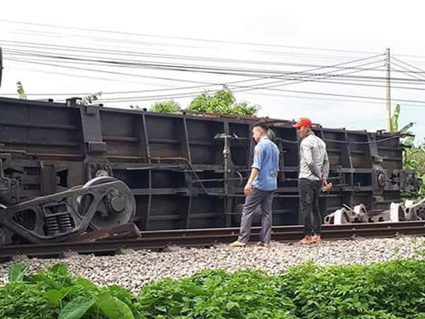 Tàu trật bánh lật toa xe ở Nam Định, đường sắt Bắc-Nam tê liệt