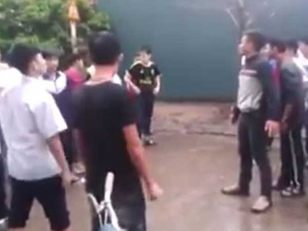TP. HCM: Mâu thuẫn tình cảm, nam sinh lớp 9 rủ đồng bọn dùng hung khí chém gục bạn cùng trường