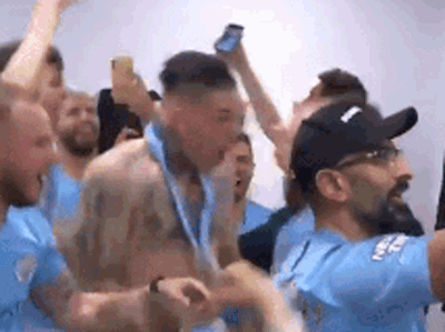 Video: Cầu thủ Man City ăn mừng chức vô địch trong phòng thay đồ