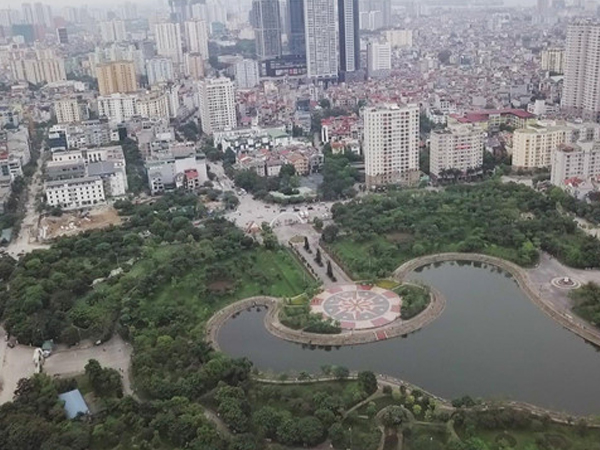 Video: Vì sao cư dân treo băng rôn phản đối dự án xén đất công viên Cầu Giấy?
