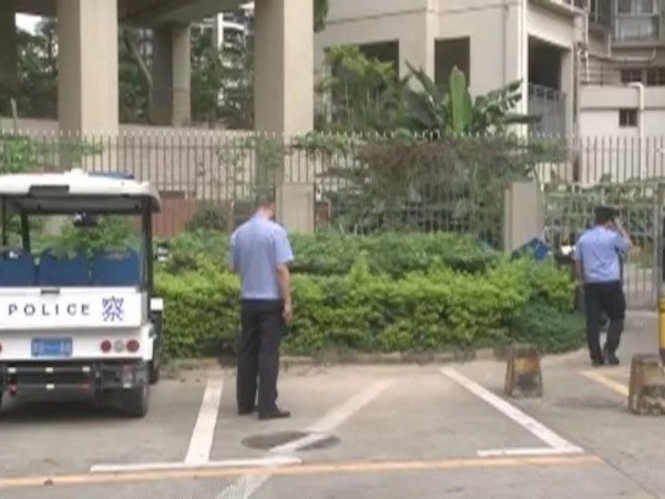 Bi kịch gia đình: Thanh niên 19 tuổi tấn công nữ lao công nhưng vô tình đâm vào người bố, sau đó nhảy lầu tự tử