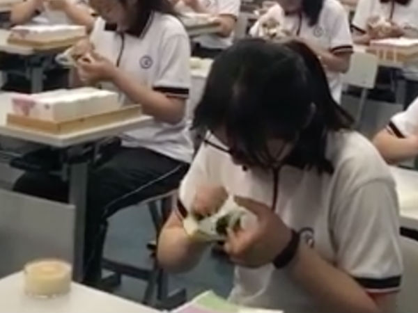 Clip sinh viên ngành Tài chính đếm tiền nhanh hơn máy khiến ai nhìn vào cũng thèm