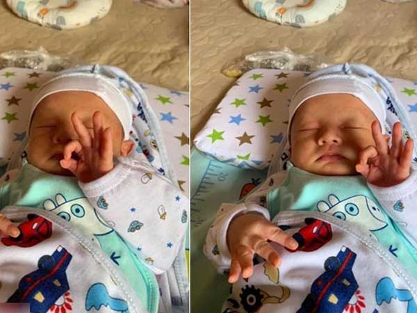 Em bé vàng trong làng làm dáng: Thấy máy ảnh lia tới thì đang lim dim ngủ cũng phải tranh thủ giơ tay tạo kiểu