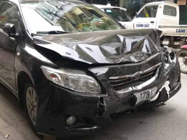 Hà Nội: Ô tô mất lái, hai mẹ con trên đường đến trường thoát chết trong gang tấc