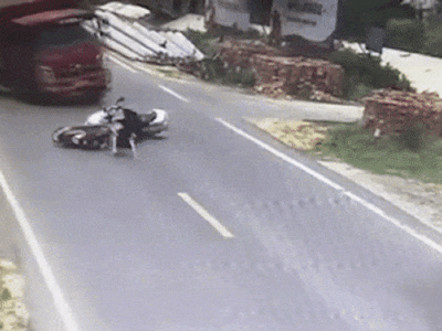 Hai người phụ nữ đi xe máy đâm vào nhau, tai nạn phía sau còn kinh hoàng hơn
